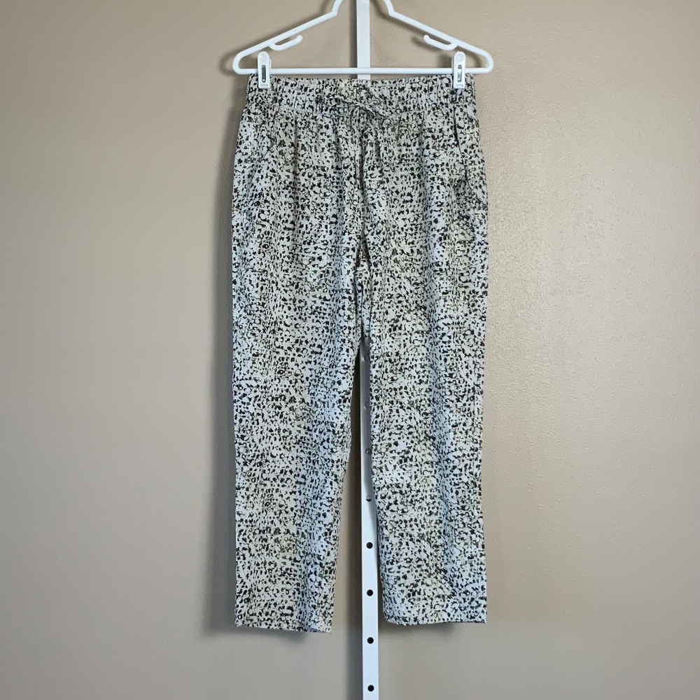 Old Navy High-Waisted StretchTech Utility Crop Pants - EUC - Picture 4 of 16